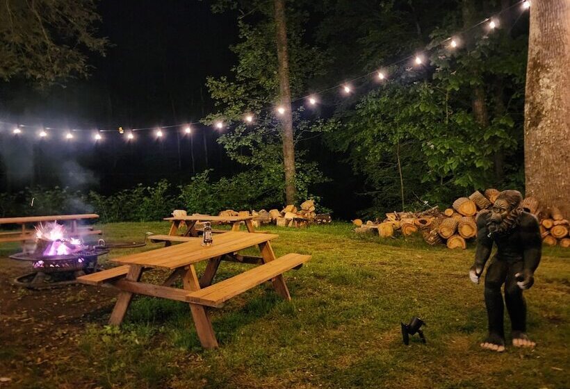 Gateway To The Breaks Motel