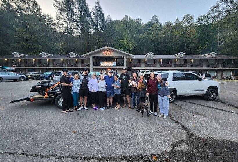 Gateway To The Breaks Motel