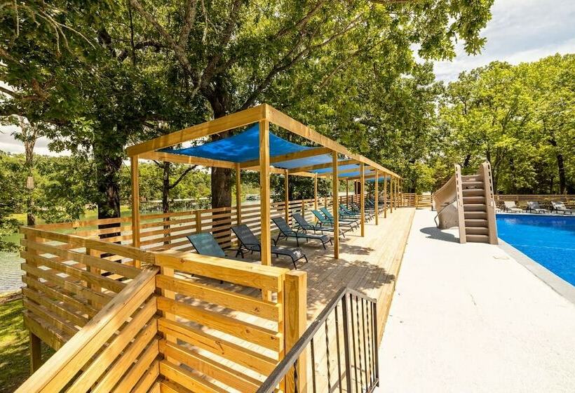 هتل Kimberling Cove M9