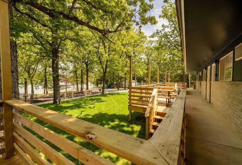 هتل Kimberling Cove M9