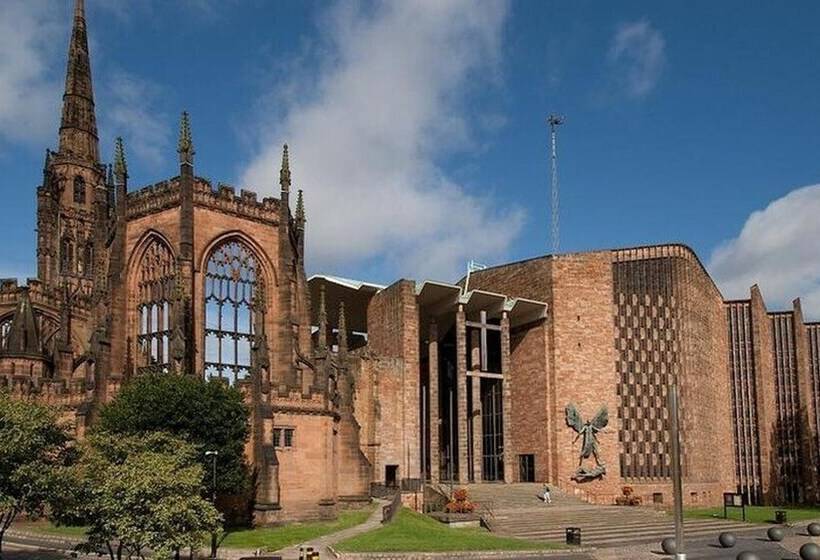 اقامتگاه Comfortable 3 Bed House In Coventry