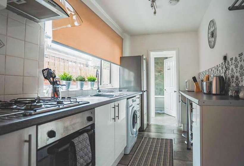 اقامتگاه Comfortable 3 Bed House In Coventry