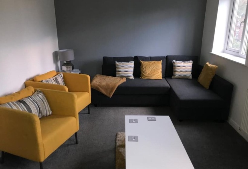 إقامة Immaculate 7 Bed House In Ashton Under Lyne, Ol7