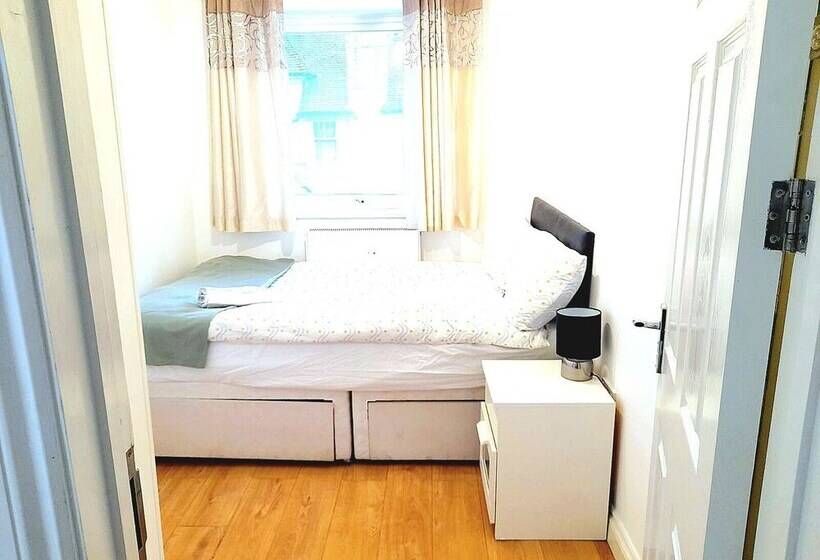 إقامة Lovely And Spacious House In South London