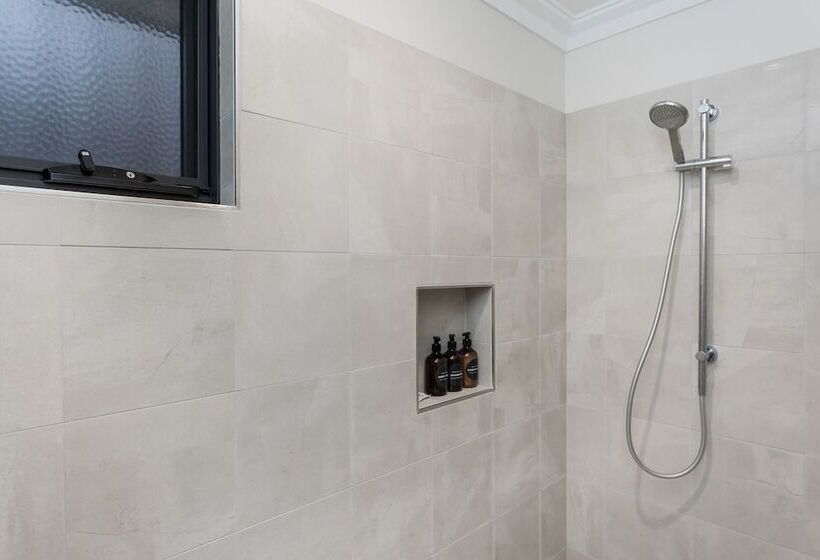 اقامتگاه Vancouver S End By The Bnb Collection