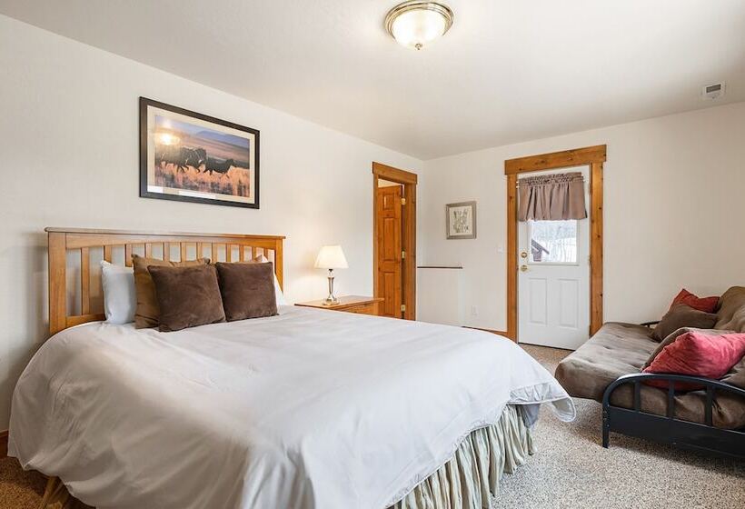 Russell Home By Avantstay Expansive Deck, Stunning Views & Hot Tub!