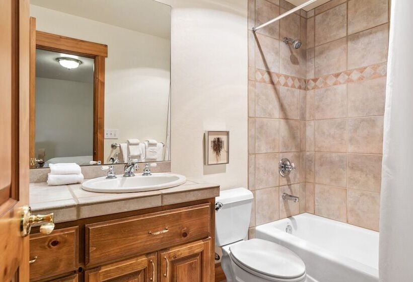 Russell Home By Avantstay Expansive Deck, Stunning Views & Hot Tub!