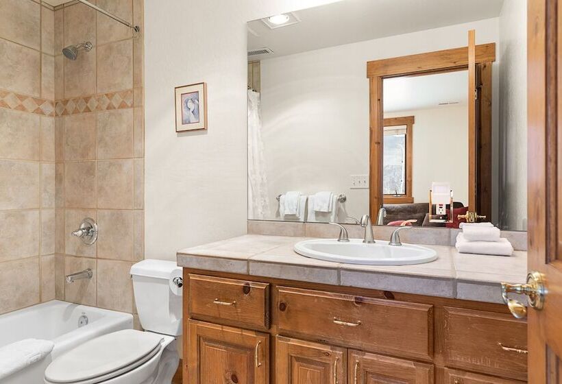 Russell Home By Avantstay Expansive Deck, Stunning Views & Hot Tub!