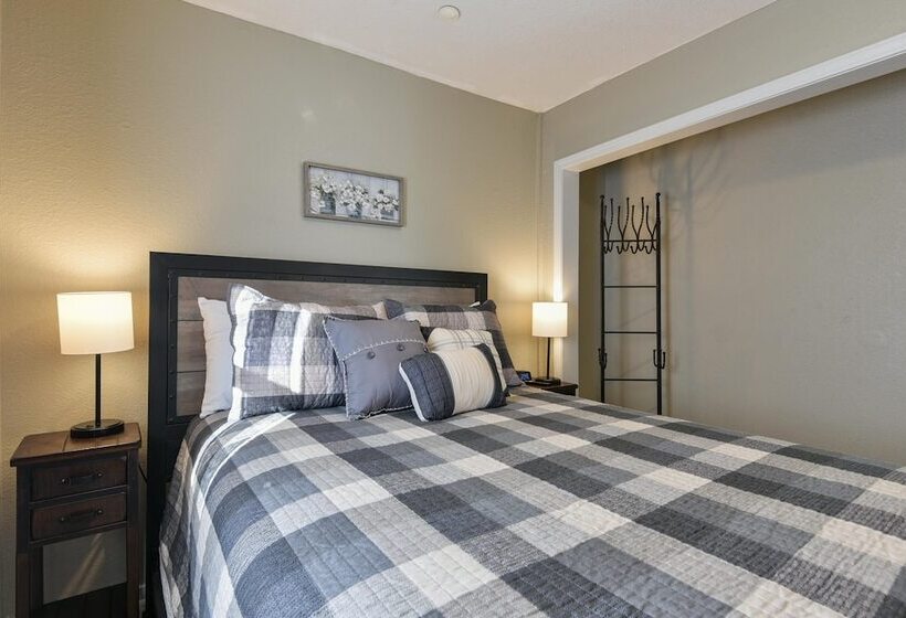 Stay N Play   Downtown Branson   Free Trolley Or Walk To All The Fun!!