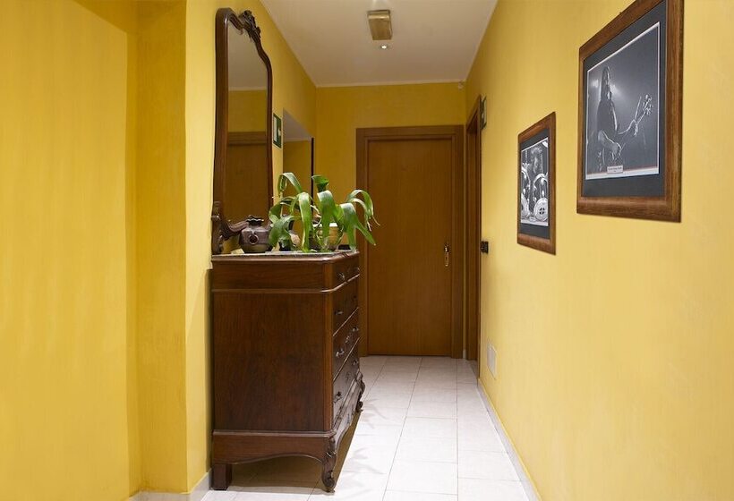 مسافرخانه Red And Blues Music Hotel Genova