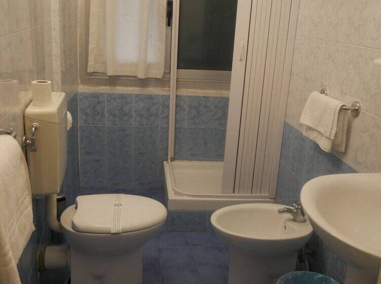 مسافرخانه Red And Blues Music Hotel Genova