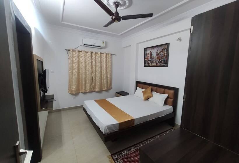 Отель Stayvilla Royal