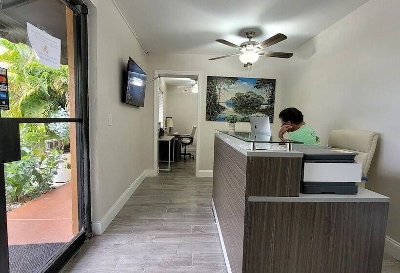 فندق Sunny Palms Inn