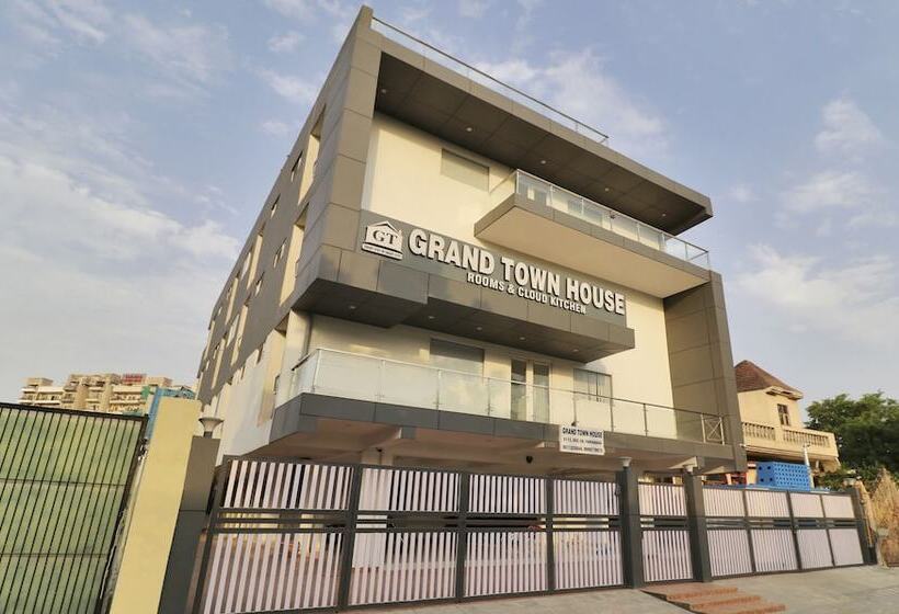 בית מלון כפרי Treebo Grand Town House