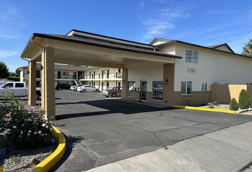 فندق على الطريق Quincy Inn And Suites