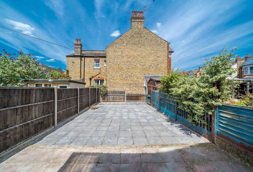 레지던스 Homely 4 Bedroom Home With 2 Baths & Free Parking