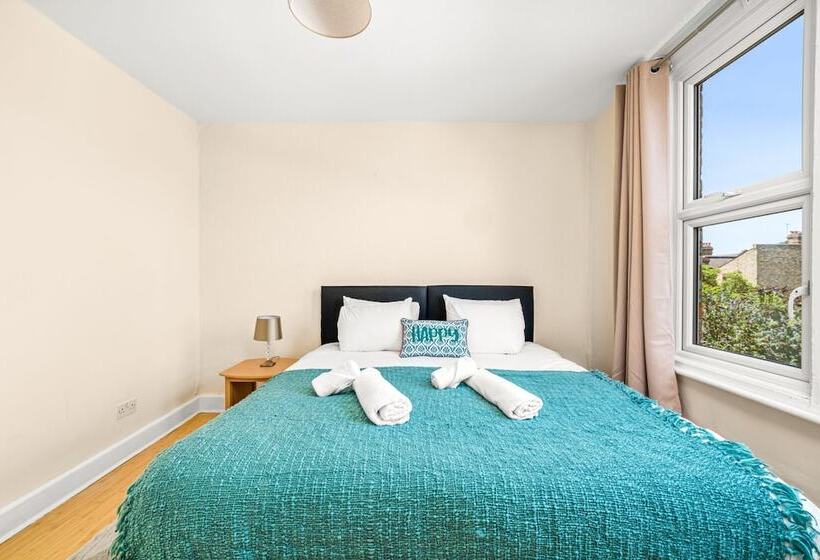 레지던스 Homely 4 Bedroom Home With 2 Baths & Free Parking