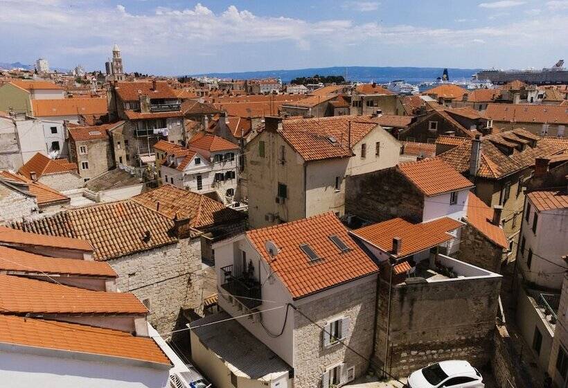 تختخواب و صبحانه Heritage Rooms Split Olympic Dream