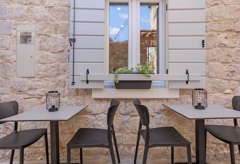 تختخواب و صبحانه Heritage Rooms Split Olympic Dream