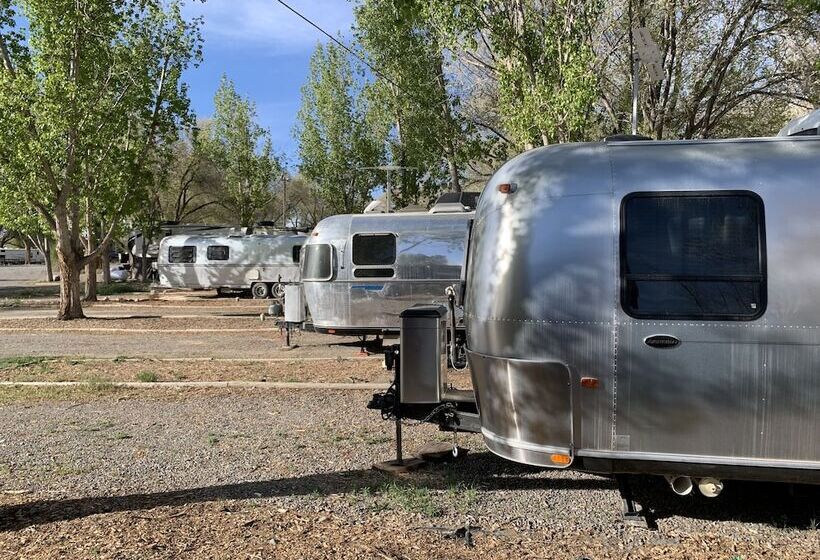 فندق Cedar Creek Lodging & Rv Park