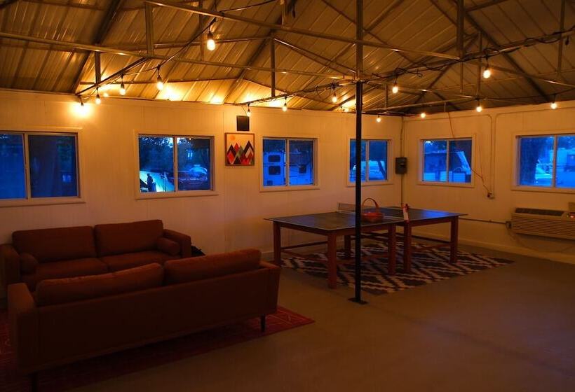 فندق Cedar Creek Lodging & Rv Park
