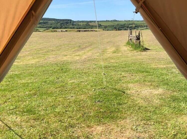 ホテル Crooked Oaks Bell Tent Glamping In North Devon