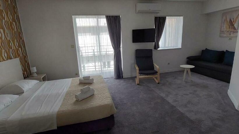 ホテル Aqua   Guest Rooms & Suites Kaštela