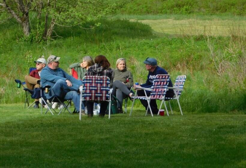 فندق Ladd Pond Cabins And Campground, Llc