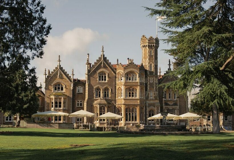 ホテル Oakley Court