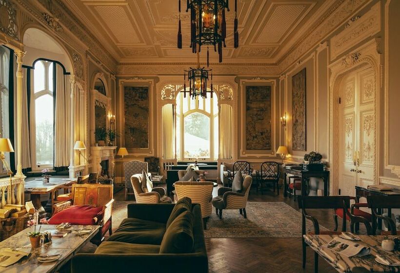 ホテル Oakley Court