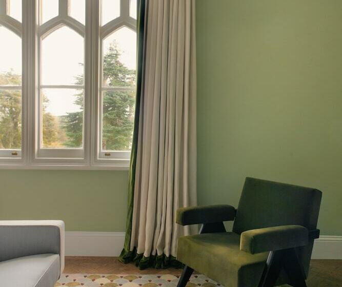 ホテル Oakley Court