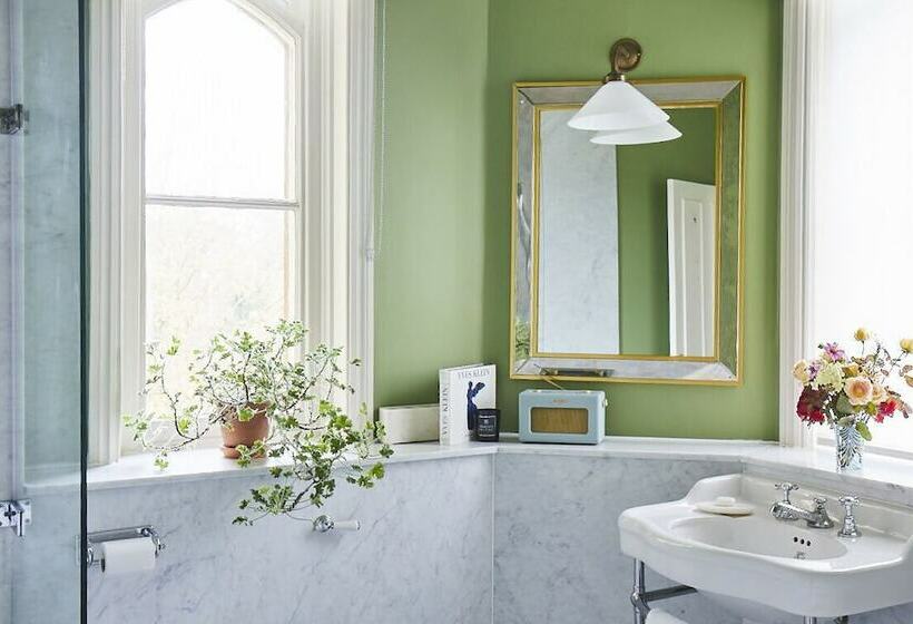 ホテル Oakley Court