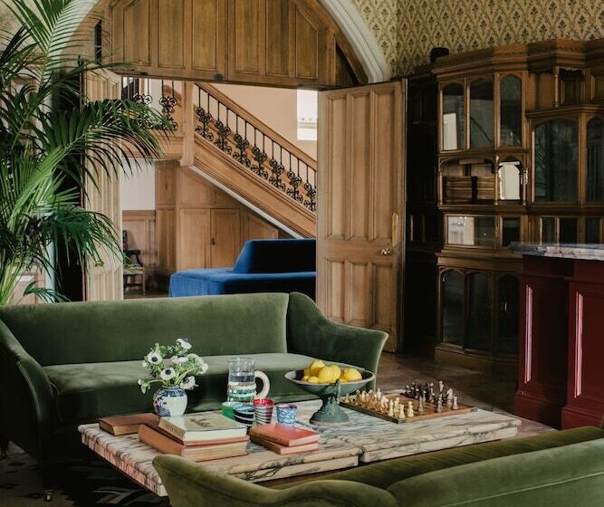 ホテル Oakley Court