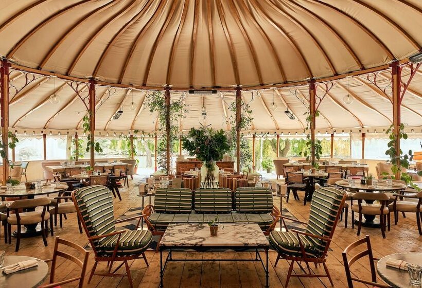 ホテル Oakley Court