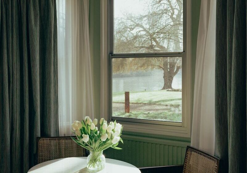 ホテル Oakley Court