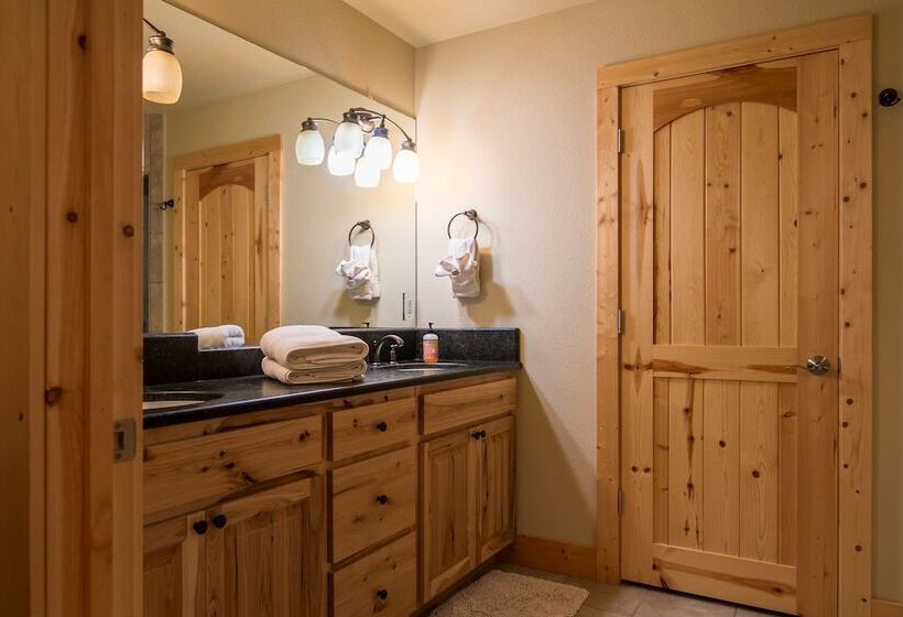Отель Pineview Lodge