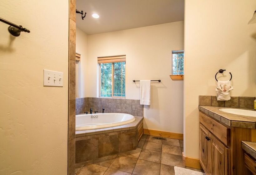 Отель Pineview Lodge