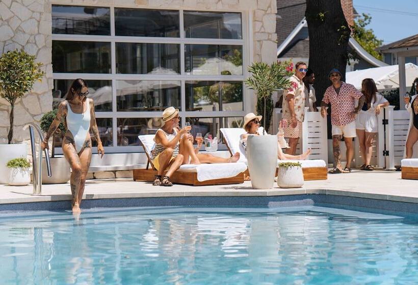 Отель The St Laurent Social Club & Guest Rooms