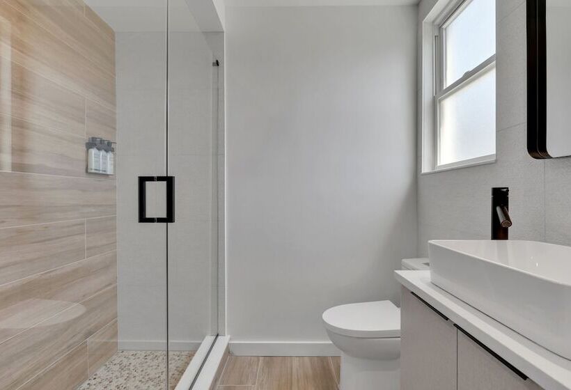 Отель The St Laurent Social Club & Guest Rooms