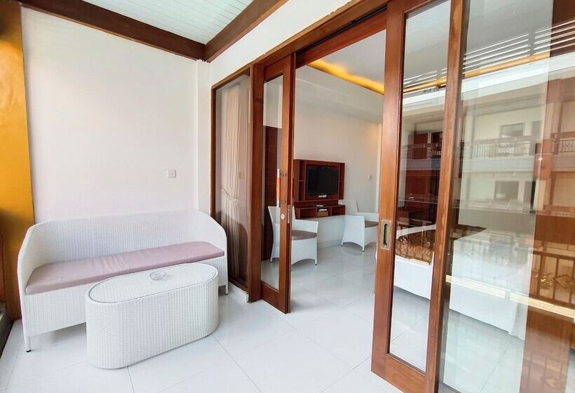 Отель The Tunjung Boutique Resort