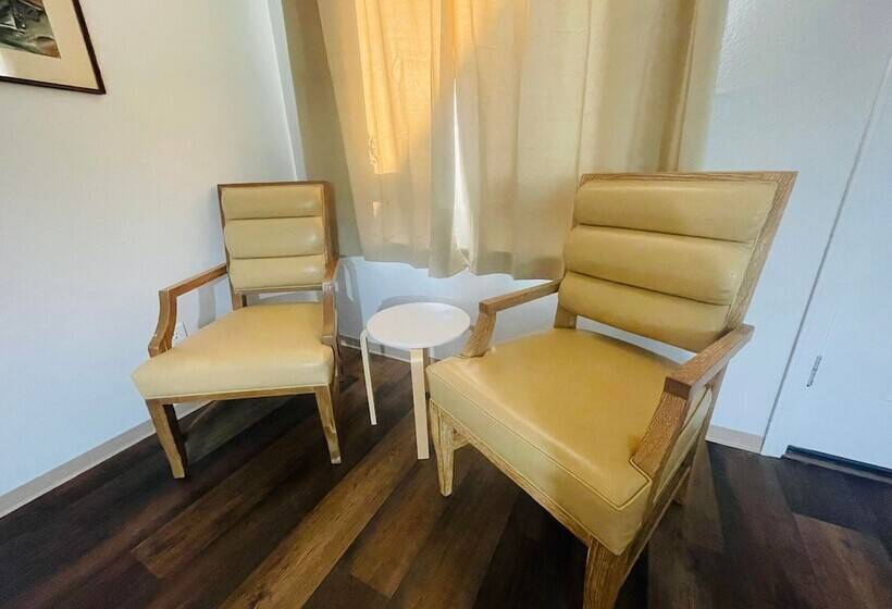 모텔 Riverfront Lodging