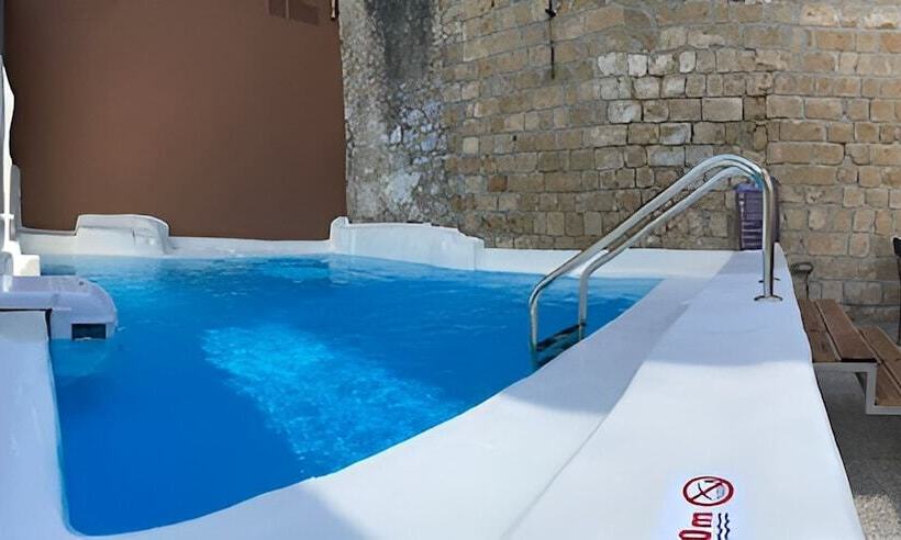 پانسیون Utopia Luxury Suites