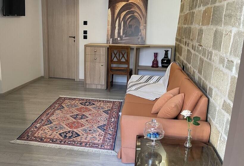 پانسیون Utopia Luxury Suites