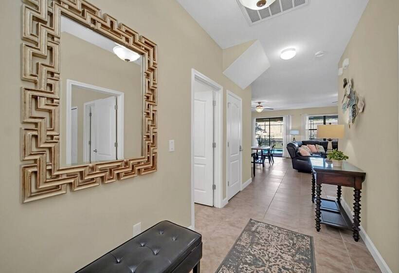 Perfect For Families! Comfortable Villa With Private Pool Area, Close To Parks And Shopping!