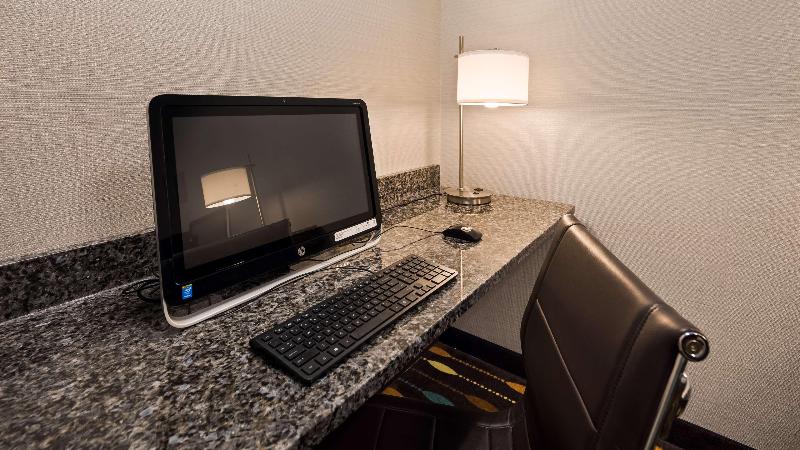 فندق Best Western Plus Boardman Inn & Suites