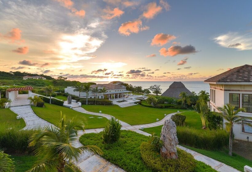 استراحتگاه Las Verandas Hotel & Villas
