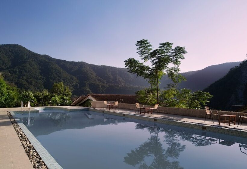 리조트 Sterling Corbett