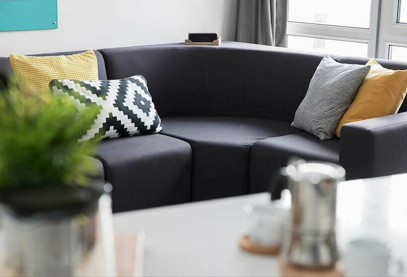 هاستل Vibrant Rooms Students Only   Coventry