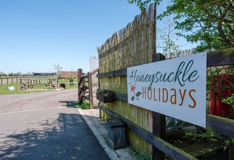 Honeysuckle Farm Hut 1   Suffolk Farm Holidays