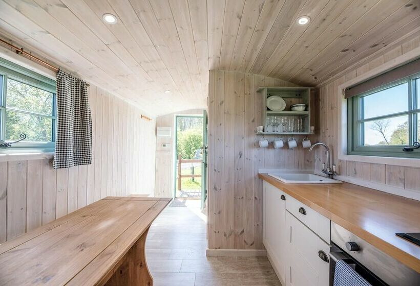 Honeysuckle Farm Hut 4   Suffolk Farm Holidays